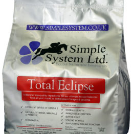 Total Eclipse van Simple System Horse Feeds